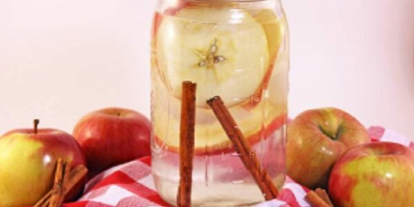 Perpaduan yang khas dan segar dari infused water kayu manis dan apel